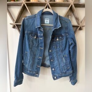 Old Navy women's classic blue denim jacket in size medium. Great condition.